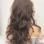 rambut bergelombang atau wavy long oval layered hair