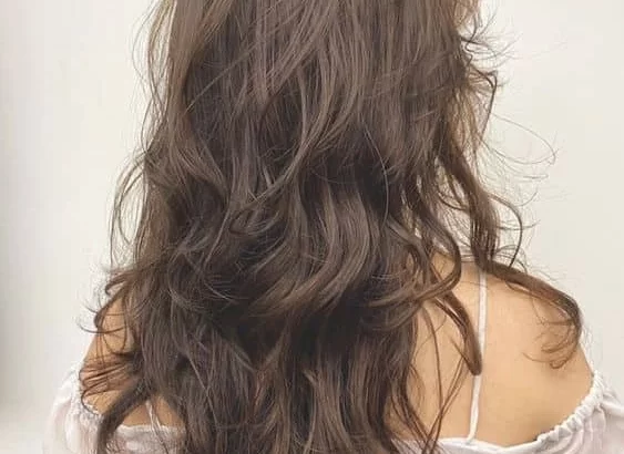 rambut bergelombang atau wavy long oval layered hair