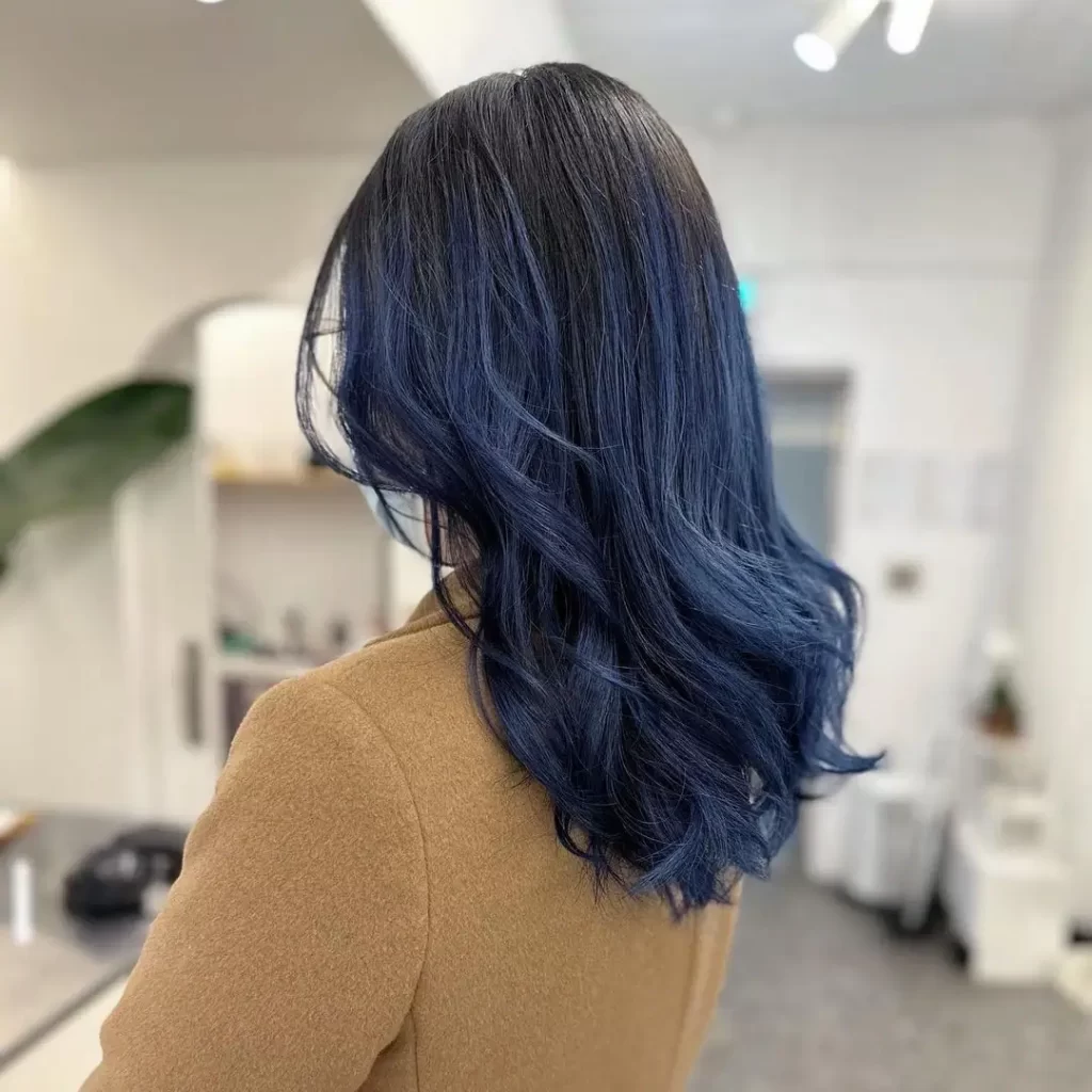 warna rambut ash blue dan gray untuk wanita
