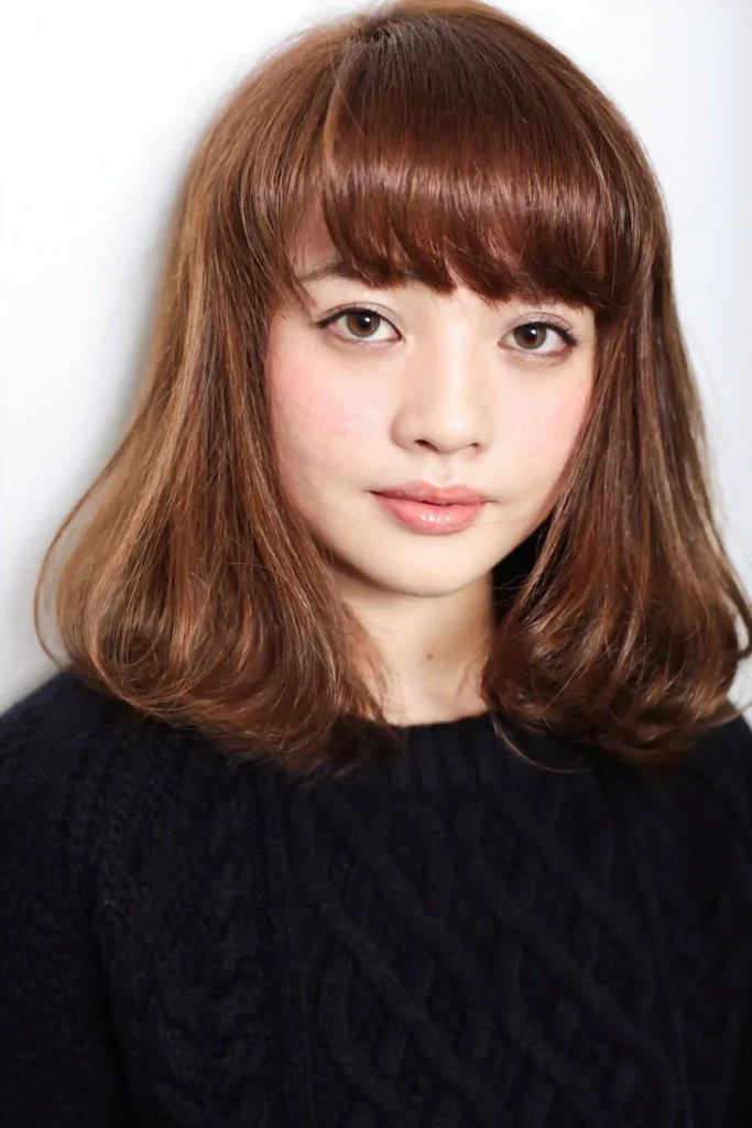 golden brown dengan nuansa merah atau auburn