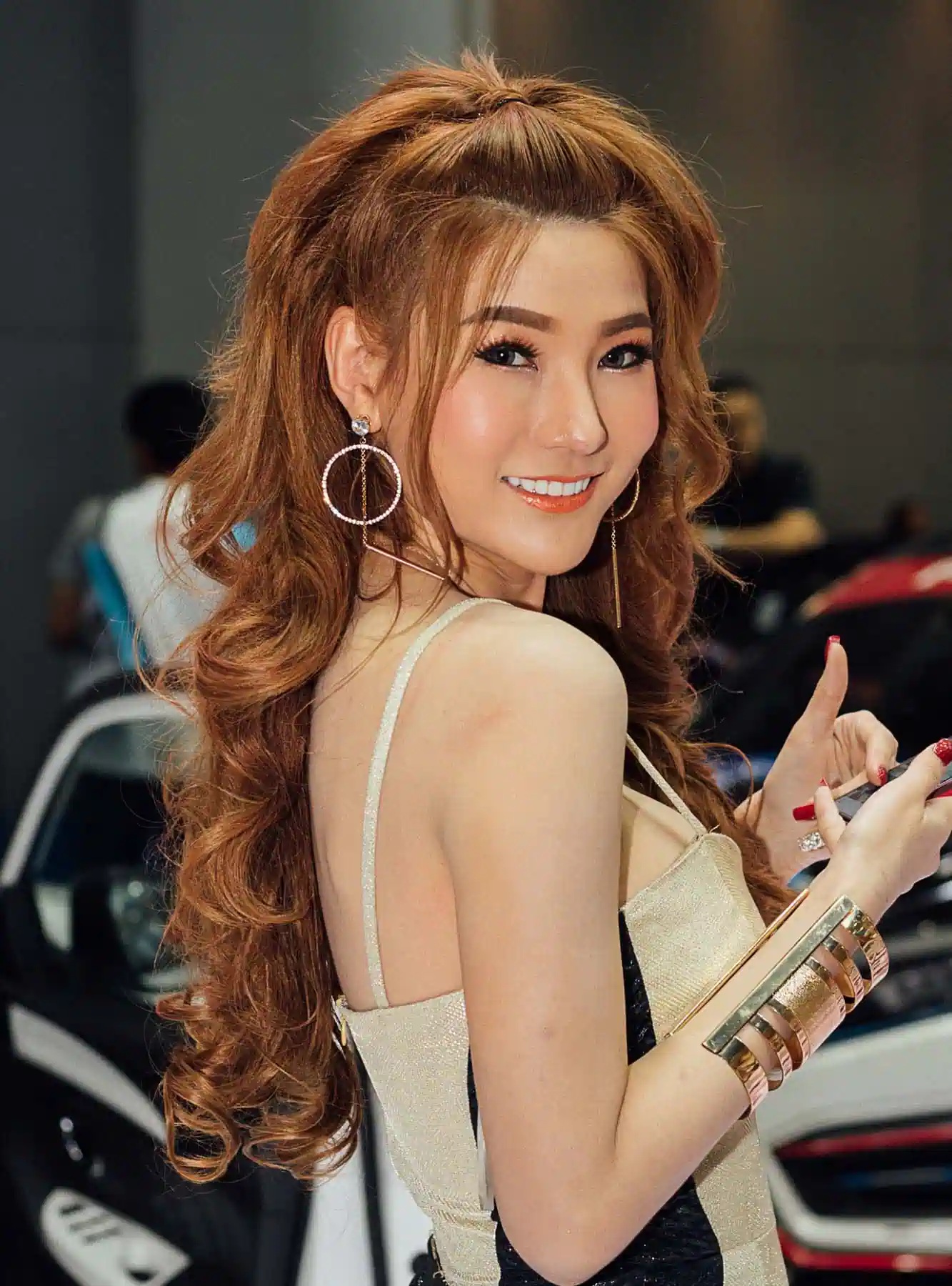 warna rambut karamel keemasan cokelat wanita