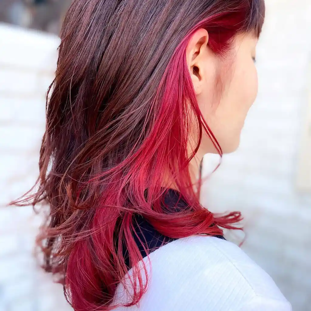 warna rambut peekaboo merah maroon