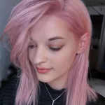 warna rambut pink pastel wanita sebahu