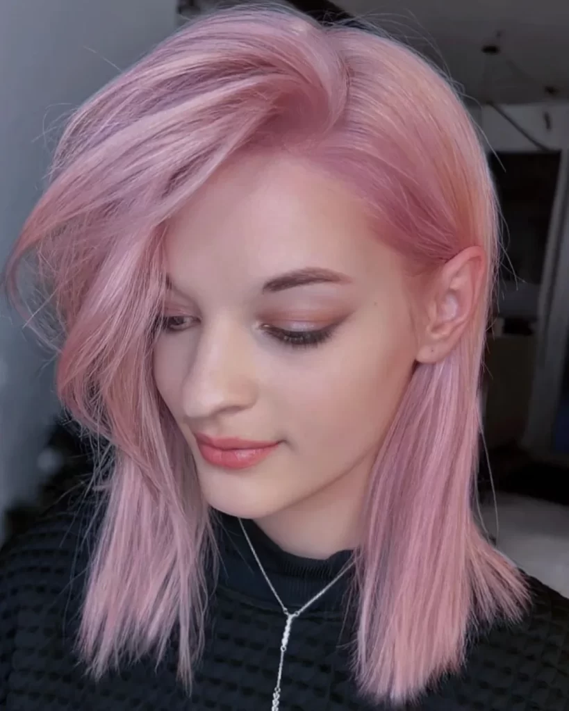 warna rambut pink pastel wanita sebahu
