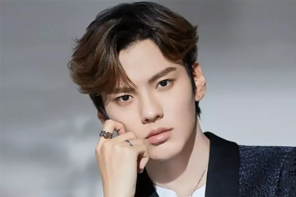 gaya rambut belah tengah
