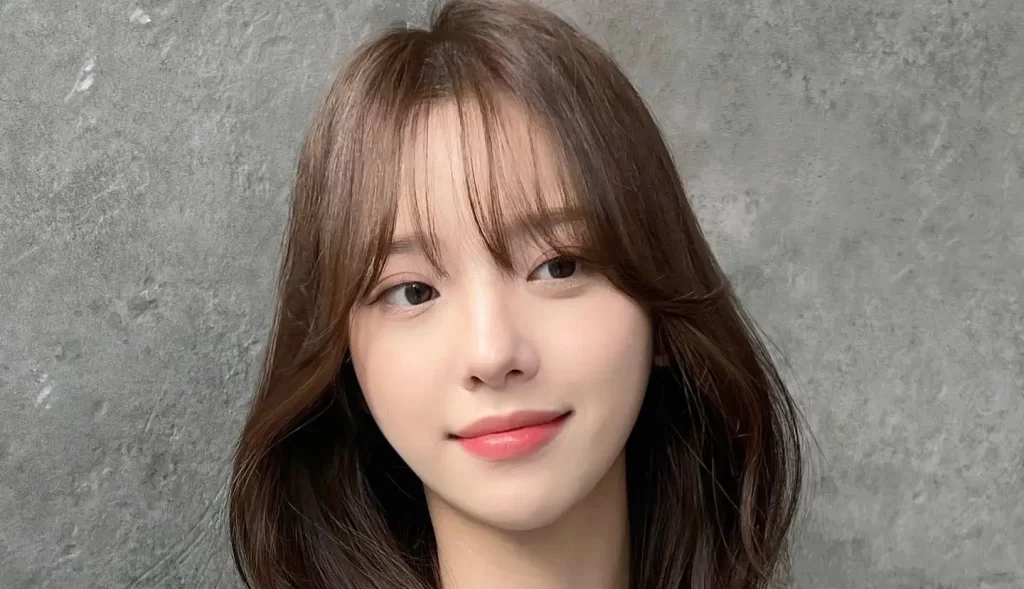 rekomendasi gaya curtain bangs