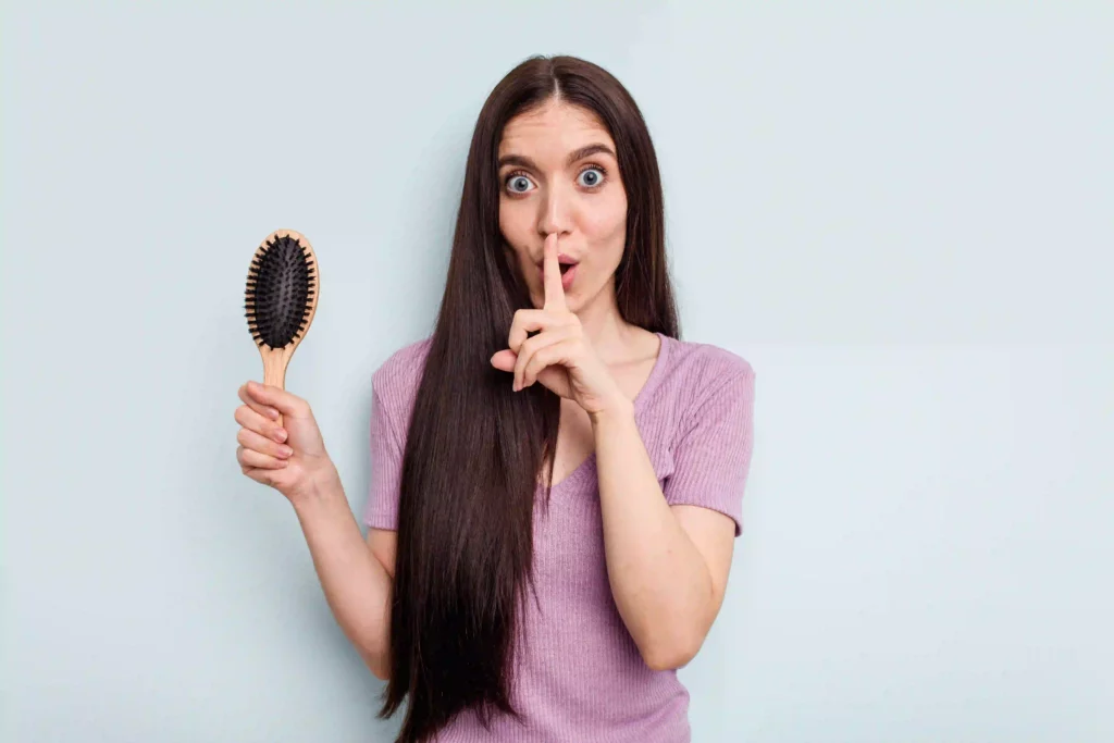 cara membersihkan sisir rambut