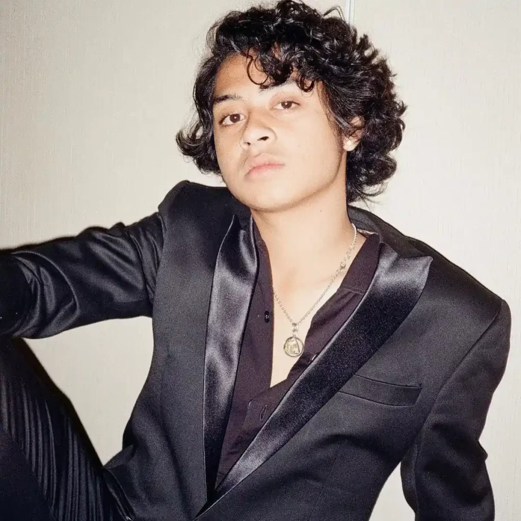 model rambut Bastian Steel